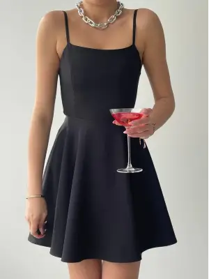 Omarı Parlak ve Şık Askılı Elbise