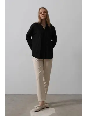 Omarı Şık ve Modern Manşet Detaylı Siyah Gömlek