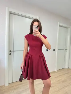 Sırt Dekolteli Çan Detaylı Mini Elbise - Bordo