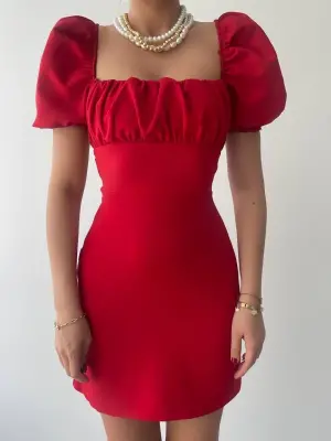 Omarı Şık Sırt Dekolteli Elbise