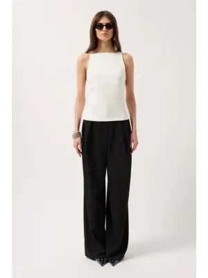 Omarı Çarpıcı Sırt Detaylı Bluz