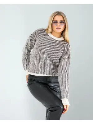 Çizgili Yakalı Triko Kazak