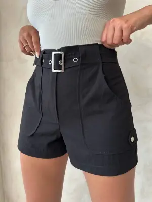 Omarı Siyah Gabardin Şort Kemer Detayıyla Öne Çıkıyor