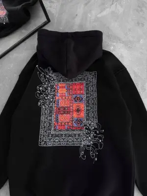 Omarı Siyah Uzun Kol Kapşonlu Baskılı Sweatshirt