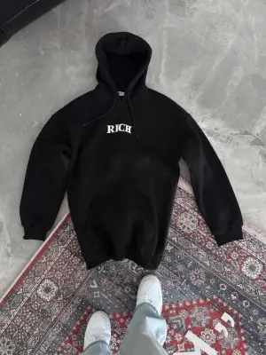 Omarı Siyah Kapşonlu Baskılı Sweatshirt