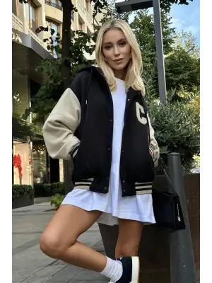 Siyah Kapüşonlu Kolej Mont