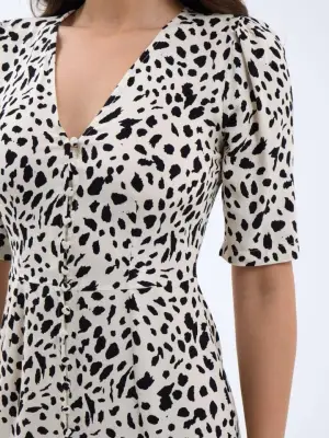 Omarı Siyah Rengin Zarafeti: Diz Altı Kadife Elbise