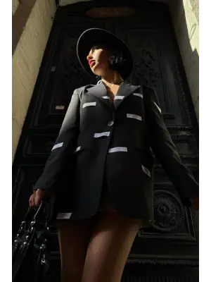 Omarı Şık Detaylarıyla Siyah Ceket