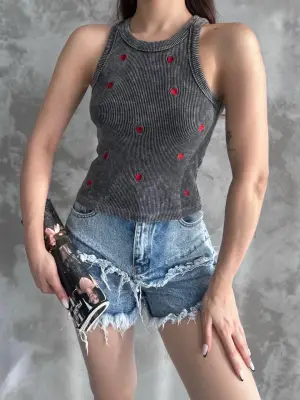 Omarı Çarpıcı Kalp Nakışı Bluz