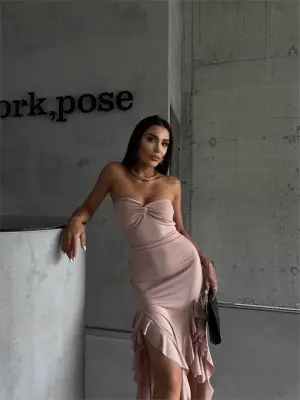 Omarı Zarif ve Katmanlı Bej Elbise