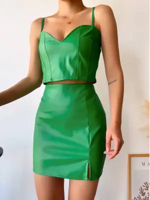 Tek yırtmaçlı arkadan fermuarlı deri etek yeşil s24475