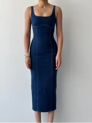 Omarı Rahat ve Şık Kot Elbise