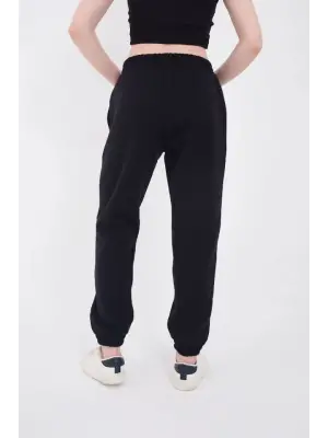 Omarı Rahatlık ve Stil Uyumunda Üç İplik Lastikli Eşofman Pantolon