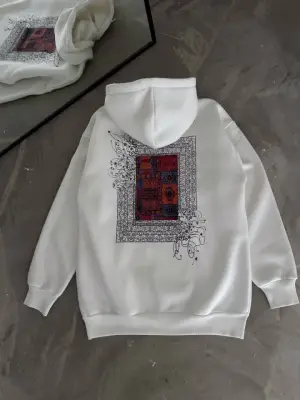 Omarı Beyaz Uzun Kol Kapşonlu Baskılı Sweatshirt