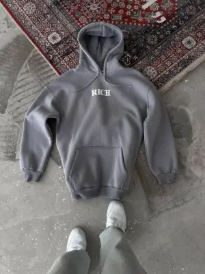 Kapşonlu Göğüs Baskılı Gri Sweatshirt