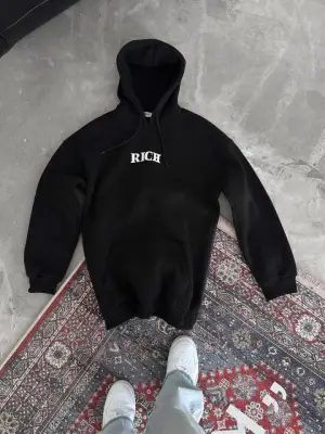 Kapşonlu Baskılı Siyah Sweatshirt