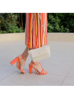 Uzun zincir kollu kapaklı inci çanta beyaz