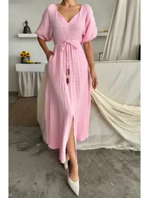 Omarı Pembe Müslin Elbise Yırtmaç Detaylı Yaka Tasarımı