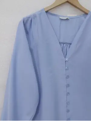 V Yaka Düğmeli Arkası Uzun Gömlek -Bebe Mavi