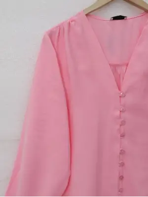 V Yaka Düğmeli Arkası Uzun Gömlek -Pembe