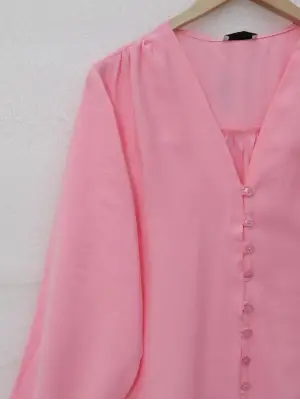 V Yaka Düğmeli Arkası Uzun Gömlek -Pembe