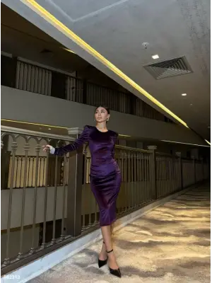 Omarı Kadife Kumaşlı Midi Boy Elbise