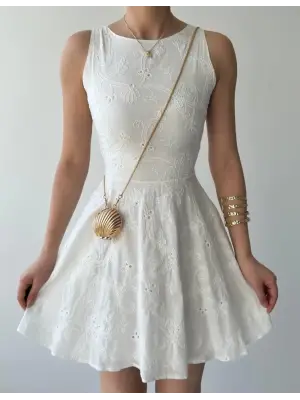 Omarı Zarif Detaylarıyla Dikkat Çeken Elbise