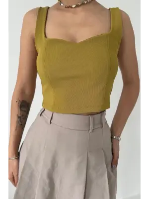 Omarı Hafif ve Şık Yeşil Askılı Bluz