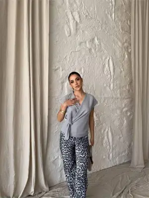 YANDAN BAĞLAMA DETAYLI KOLSUZ BLUZ - Gri