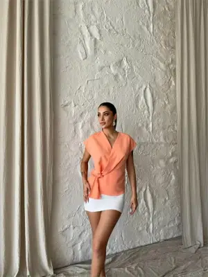 YANDAN BAĞLAMA DETAYLI KOLSUZ BLUZ - Somon