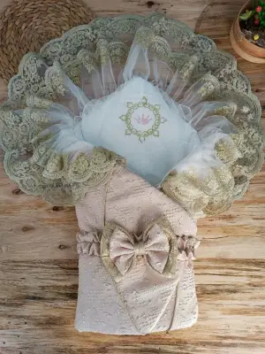 Zarif Kabartma Desenli Bebek Battaniyesi