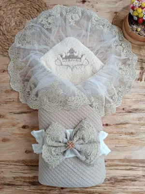 Eşsiz Taç Nakışlı Ve Güpürlü Bebek Battaniyesi
