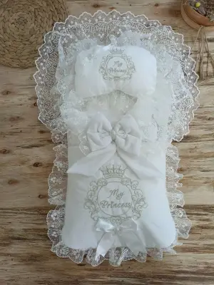 Zarif Taç Nakışlı Güpürlü Trilüks Bebek Battaniye Seti