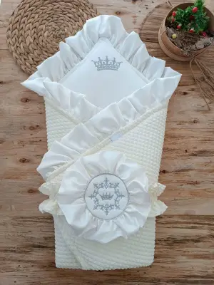 Sofistike Bebek Battaniyesi Nakışlı Piramitland Soft Taç