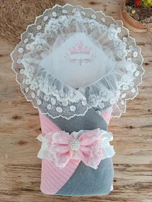 Özgün Taç Nakışlı Pembe Bebek Battaniyesi