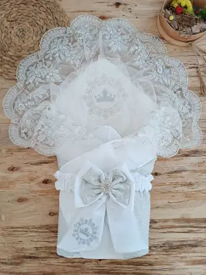 İddialı Titi Taç Nakışlı Bebek Battaniyesi