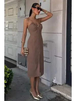 Omarı Önü Yırtmaçlı Elbise Göğüs Detayıyla Zarif Bir Duruşa Sahip