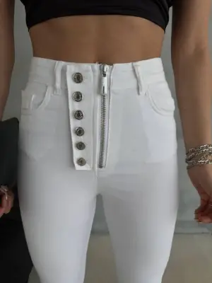 Omarı DÜĞME VE FERMUARLI KOT PANTOLON - Beyaz için oluşturulan SEO uyumlu başlık: