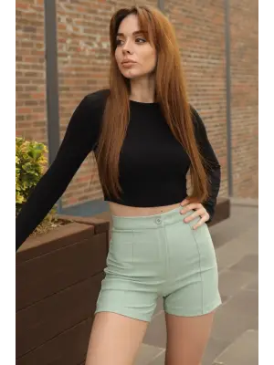 Omarı Şıklığı ve Konforu Bir Arada Sunan Esnek Yüksek Bel Çizgili Şort