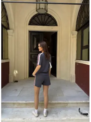 Omarı Yumuşak Dokulu Bisiklet Yaka T-shirt ve Etek Takımı - Füme