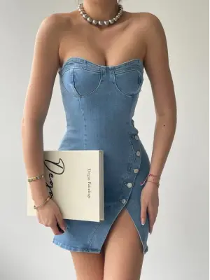 Omarı Zarif Düğme Detayıyla Şık Elbise