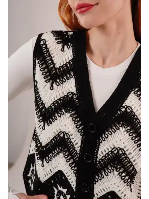 Omarı Siyahtan Beyaza Zikzak Geçişli Triko Yelek