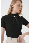 926 Yaka Detaylı Kısa Kol Bluz - Siyah