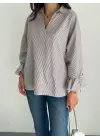 Omarı Asimetrik Yırtmaç Detaylı Gri Çizgili Bluz Gömlek