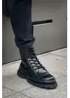 Omarı Güçlü ve Şık Siyah Erkek Bot