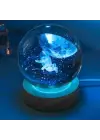 Dekoratif Uçan Astronot Tasarımlı Ahşap Altlıklı Işıklı Cam Küre Büyük Boy Cam:8cm Ahşap:2cm