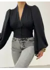 Omarı Siyah Crop Bluz - Arkası Lastikli, Düğmeli Sandy Kesim