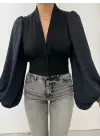 Omarı Siyah Crop Bluz - Arkası Lastikli, Düğmeli Sandy Kesim