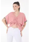 Omarı Feminen detaylı V yaka bluz