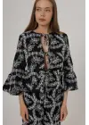 Omarı Siyah Fiyonk Detaylı Brode Bluz